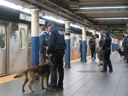 紐約一夜2重大刑案 警臨檢遭槍殺 地鐵乘客被推落軌身亡