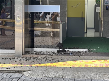 數位部遭開槍大門玻璃碎裂 男子持槍闖入高喊反政府