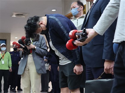 寶林茶室食物中毒案 黎姓負責人兩度鞠躬道歉