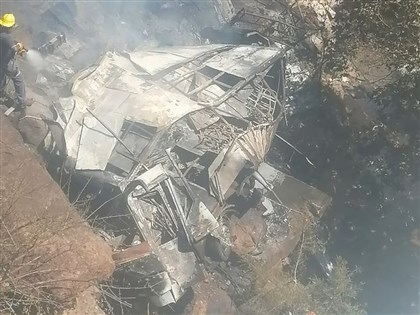 南非巴士墜谷起火45死 僅1童倖存