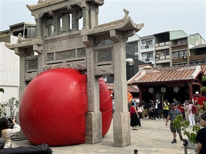 紅球計畫台南風神廟接官亭啟動 遊客搶拍帶動人潮