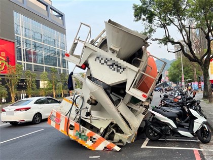 新北新店中興路下陷 水泥車陷坑洞無人傷