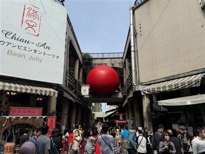 紅球計畫移展台南永樂市場 遊客饕客擠爆搶拍【圖輯】