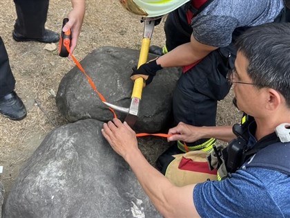 寵物牽繩卡石縫卻謊報受困 消防局：最高可罰5萬