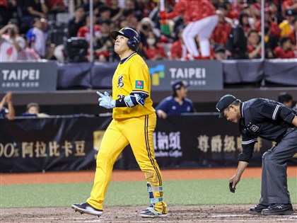 曾頌恩敲中職例行賽大巨蛋首轟 兄弟首戰3比2擊退味全龍【圖輯】