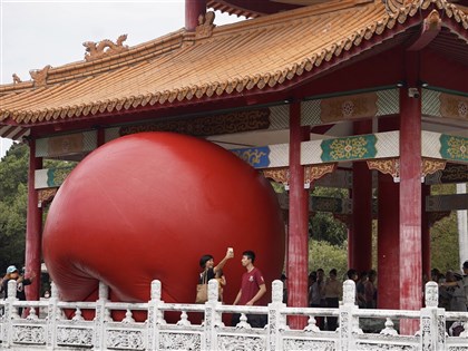 紅球計畫移展台南公園念慈亭 搭配水景視角多元民眾搶拍【圖輯】