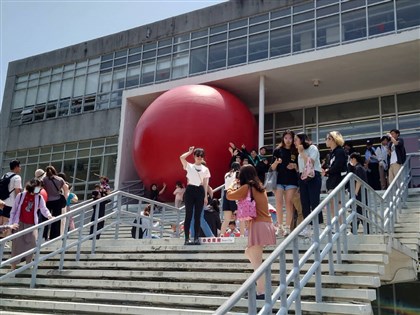 紅球現身成大未來館 平行展帶民眾認識台南400多年來變化