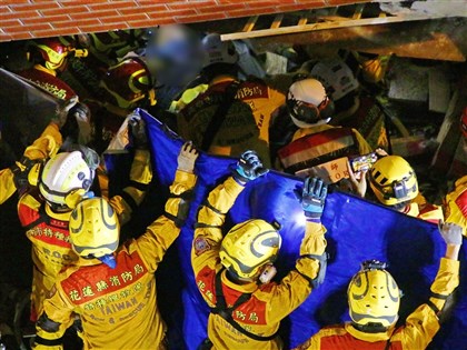 花農女師遺體運出 校方：她是非常有愛心的老師