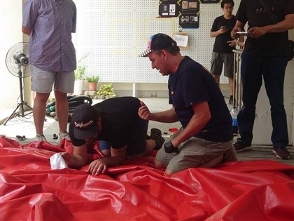 紅球台南展出遭鷹架刺破 拚緊急修復再現身[影]