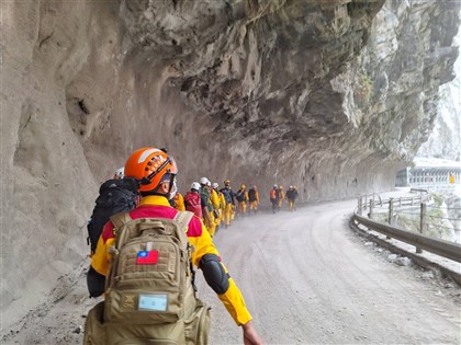 花蓮地震16人失聯 671人受困直升機空投物資救援