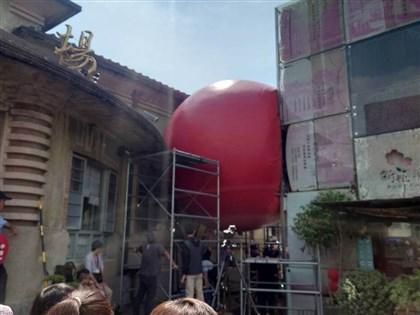 紅球台南移展新化街役場 充氣時遭鷹架刺破