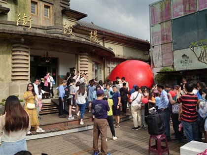 紅球破洞修復完成新化街役場亮相 波希克修補處簽字留念