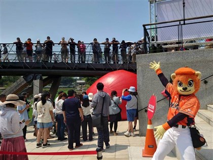 紅球不受破洞影響 移展台南竹溪月見橋人氣旺