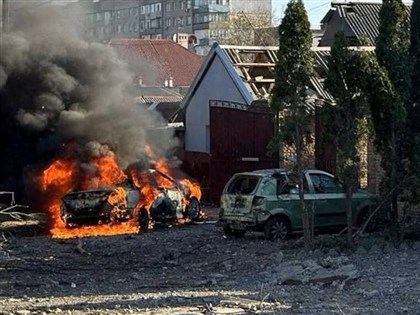 俄軍空襲烏克蘭南部4死20傷 記者淌血同業忙急救