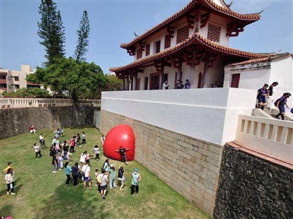 紅球計畫台南大南門最終站 藝術家波希克親向觀眾致謝