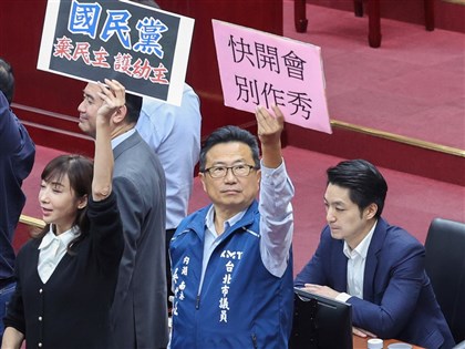 蔣萬安赴議會施政報告 藍綠持紙板喊口號互嗆