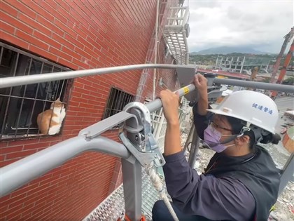 天王星大樓發現橘貓卡鐵窗 消防局出動雲梯車救出