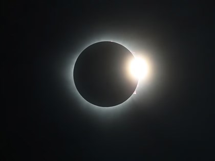 日全食北美登場 美國民眾卡位搶看歡呼迎奇景[影]