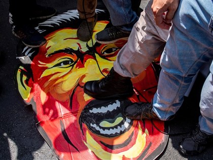 菲律賓示威民眾踐踏習近平肖像 譴責中國海上侵略