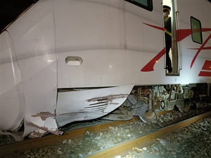台鐵普悠瑪號遭落石砸中列車出軌 車上約200乘客無人受傷