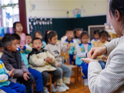 中國幼兒園不敵少子化衝擊 轉型做「托老所」