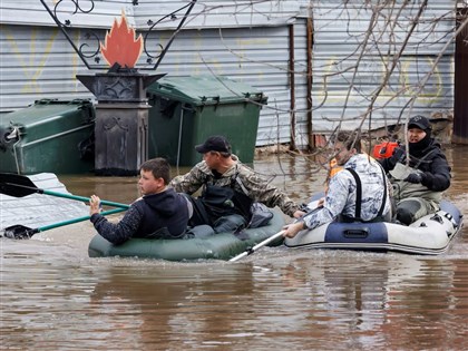 哈薩克俄羅斯遭逢嚴重洪患 逾10萬人被迫撤離家園