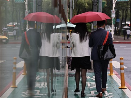 鋒面13日通過全台易有雨 16日前各地偏暖熱