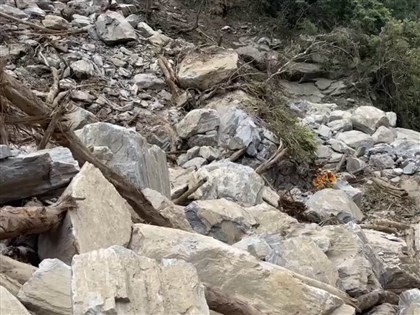 砂卡礑步道中和礦場遇落石 搜救人員險被擊中