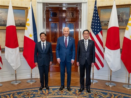 美日菲峰會聲明推動三邊國防合作 籲中國遵守南海仲裁裁決