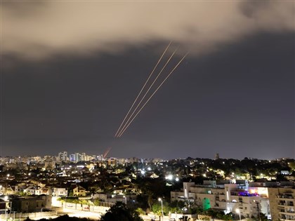 以色列軍方：伊朗夜間空襲 發射逾300無人機與飛彈[影]