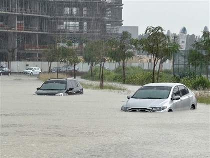 暴雨襲杜拜降下2年雨量 公路遭大水淹沒班機延誤[影]