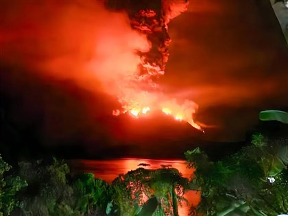 影片／印尼外海魯仰火山爆發數百人撤離 警戒升至最高級