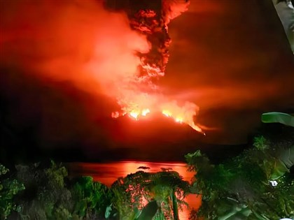印尼火山噴發疏散上萬人 發布海嘯警報1機場關閉