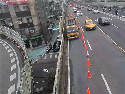 新北福和橋遭撞受損 往台北外側車道即起封閉
