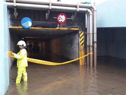 台北大雷雨路樹傾倒 北投涵洞積水車輛受困