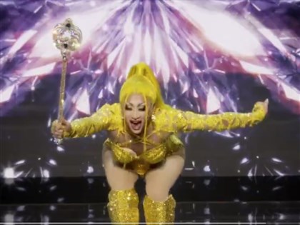 台灣第一人 妮妃雅摘美國變裝秀后冠破亞洲魔咒[影]