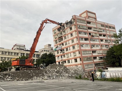 花蓮地震統帥大樓傾倒 重機械抵達提前開拆工期估2週