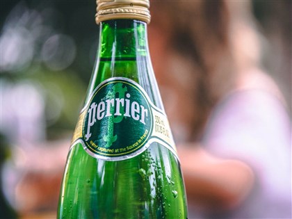 法國沛綠雅氣泡水疑遭污染 當局下令銷毀200萬瓶