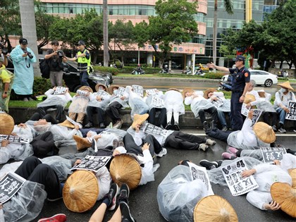 反核團體復刻10年前427占領行動 橫躺立法院反對核電廠延役