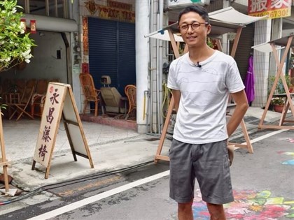 日本聽障藝術家水內貴英 以粉筆彩繪屏東潮州老街