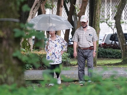 鋒面午後接近中部以北短暫陣雨或雷雨 東南部上看36度防焚風