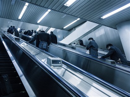 日本電扶梯設AI偵測勸導「請站立不動」 行走人數減半奏效