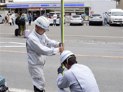 日本因應觀光公害 河口湖架黑布擋富士山估數日內完工