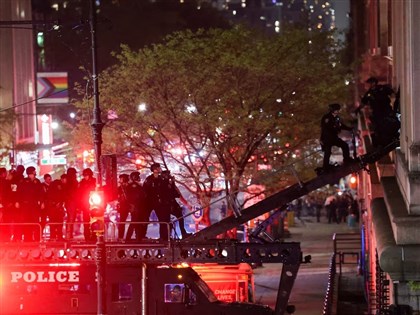 哥倫比亞大學生示威占領校內大樓 紐約警方清場逮人