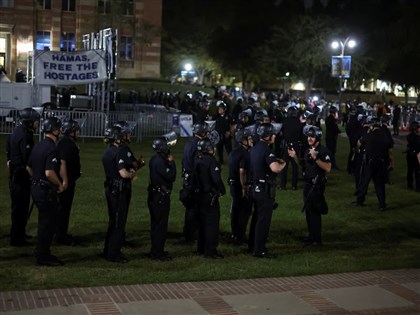 UCLA挺巴挺以兩派爆衝突 警力進駐清場全天停課