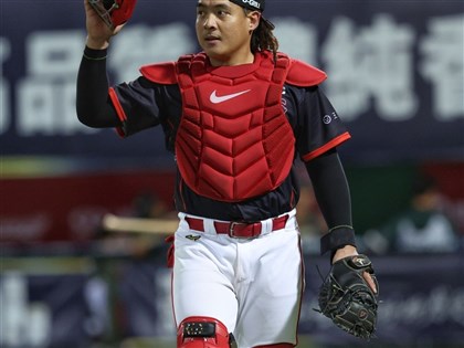 味全龍首度用PitchCom需習慣 壘上無人比暗號較快