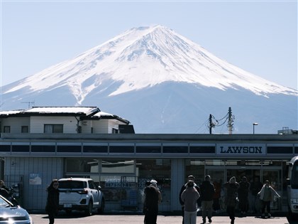 日本掛黑布阻拍富士山 外國客又發現新景點
