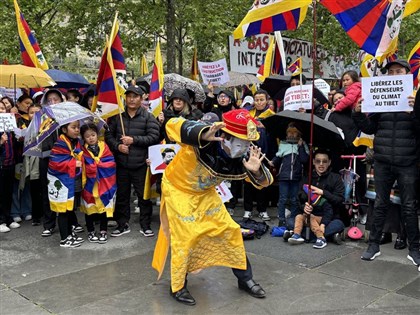維吾爾與西藏社群巴黎示威抗議習近平訪法 遭人舉五星旗鬧場攻擊