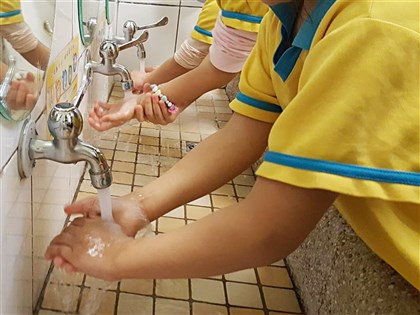 早安世界》腸病毒拉警報 新北2區列高風險區、台中累計86班次停課