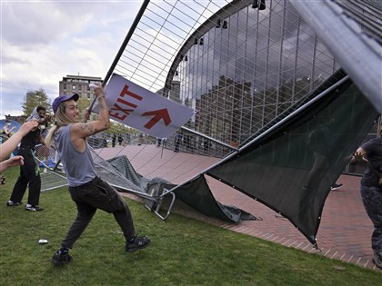 各地大學挺巴抗議 美MIT示威者奪回營地 荷蘭逮捕逾120人